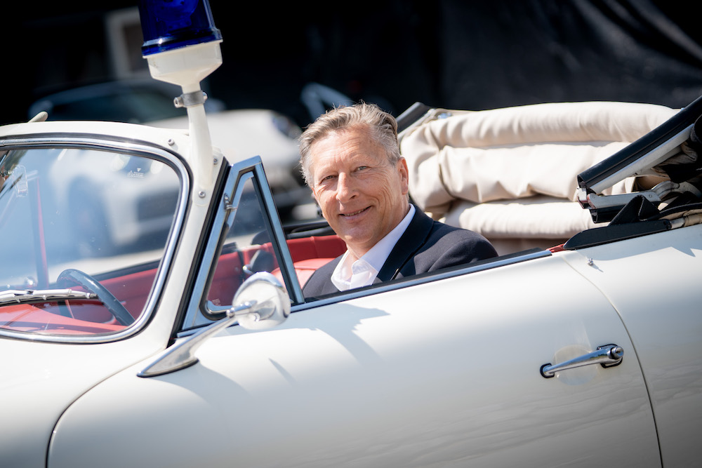 Dr Helmut Eggert im Porsche 356 B Cabrio Gendarmerie