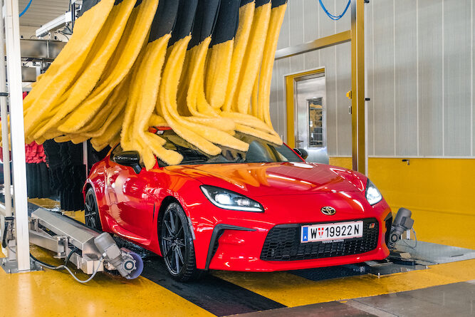 Toyota GR86 in der Oberscheider Waschstraße